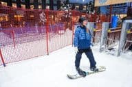 Látványosság a Mall of the Emirates "Ski Dubai" bevásárlóközpontban, Dubaiban.