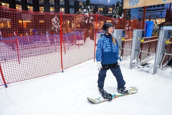 Látványosság a Mall of the Emirates "Ski Dubai" bevásárlóközpontban, Dubaiban.
