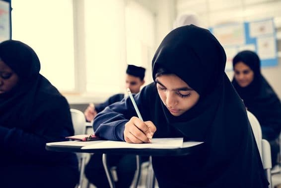 Muszlim gyerekek tanulnak az osztályteremben.