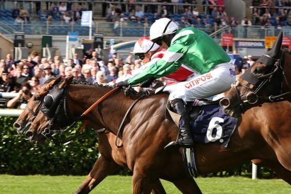 Legendás lóverseny, célfotóval győznek épp.