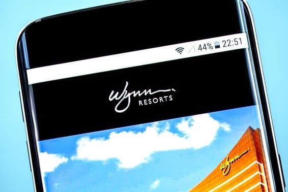 Wynn Resorts logó látható a telefon képernyőjén.