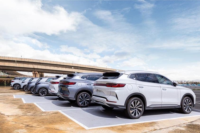 Modern autók flotta állomány márkakereskedés parkolójába.