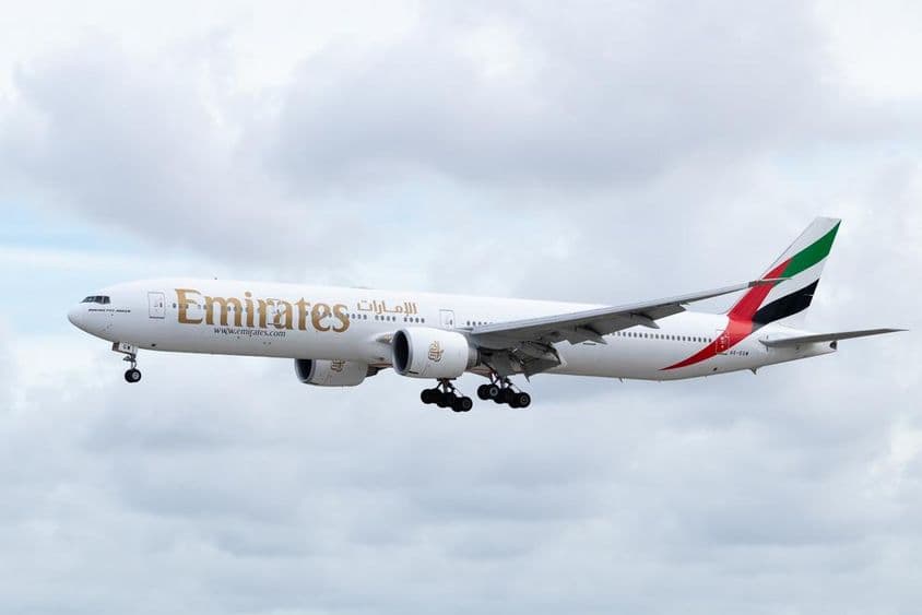 Egy Emirates Boeing 777-31HER repülőgép a Miami Nemzetközi Repülőtér közelében.