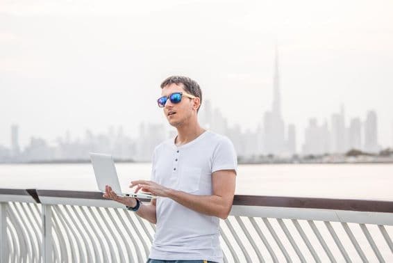 Boldog férfi szabadúszó programozó.