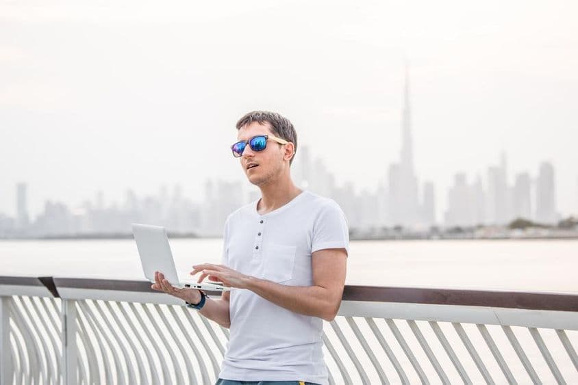 Boldog férfi szabadúszó programozó.