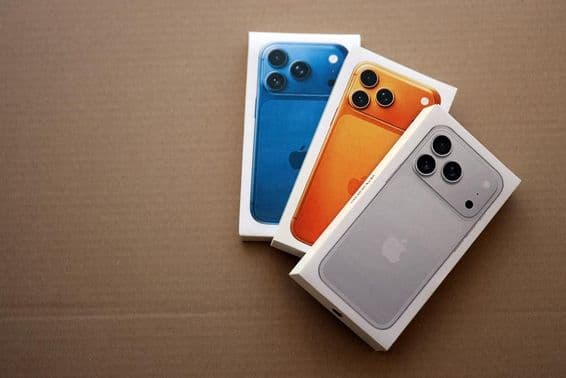 Apple iPhone 17 Pro Max Silver box és más iPhone modell doboz.