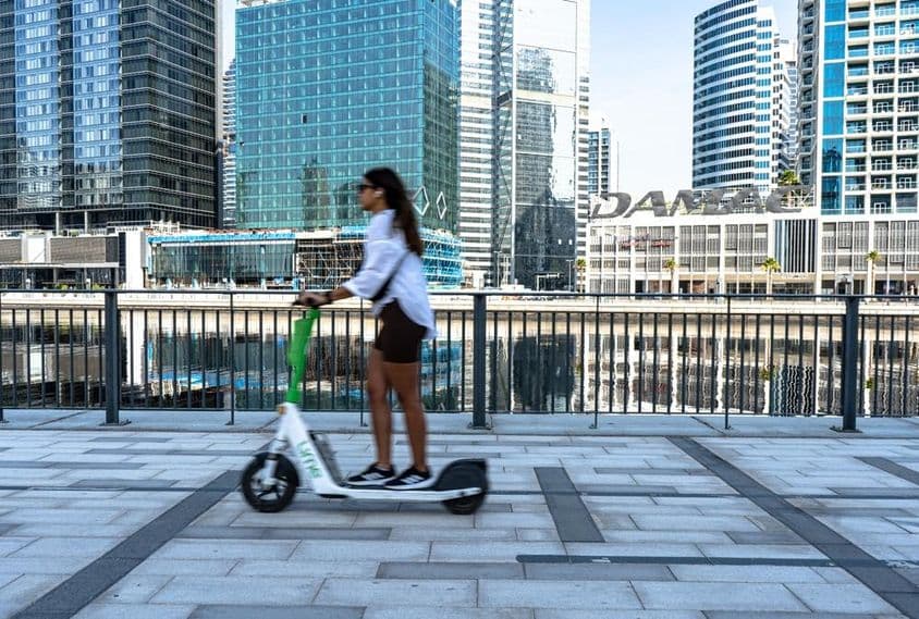 Egy elektromos roller a Dubai Marina sétányon.