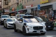 A Waymo robotaxija San Francisco kínai negyedének forgalmas, keskeny utcáin.