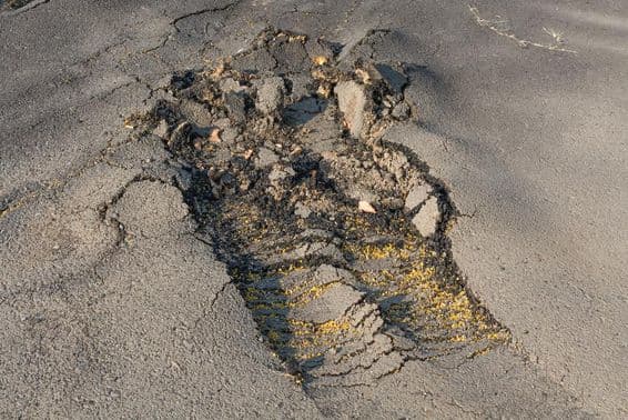 Az utca aszfaltburkolatát a rossz kivitelezés miatt elbontották.