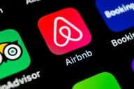 Airbnb alkalmazás ikonja Apple iPhone X képernyőn.