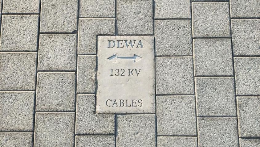 Dubai Villamosenergia és Vízügyi Hatóság Kormányhivatal 132 kV-os kábelekre figyelmeztető tábla .