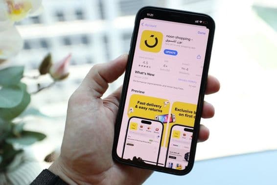 Noon alkalmazás egy Apple iPhone 14 okostelefonon.