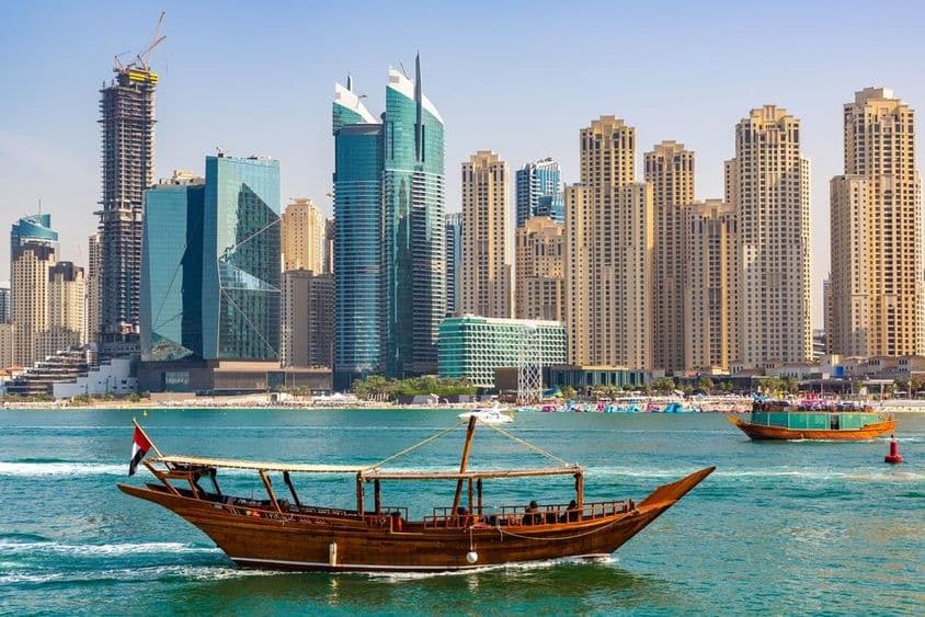 Régi fából készült hajó, Dhow hajóút a Dubai Marinan.