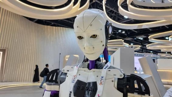 Mesterséges intelligencia által vezérelt robot a TDRA pavilonban a 43. GITEX Global kiállításon.