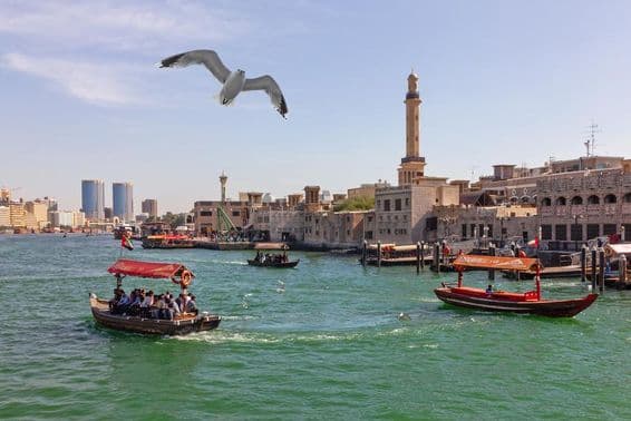 Abra hajók a Dubai Creek csatornán az óvárosban.