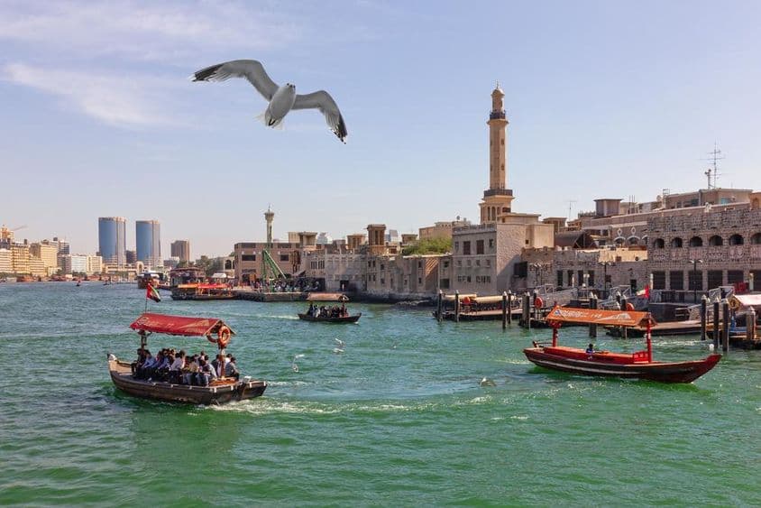Abra hajók a Dubai Creek csatornán az óvárosban.