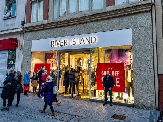 River Island ruházati üzlet bejárata.