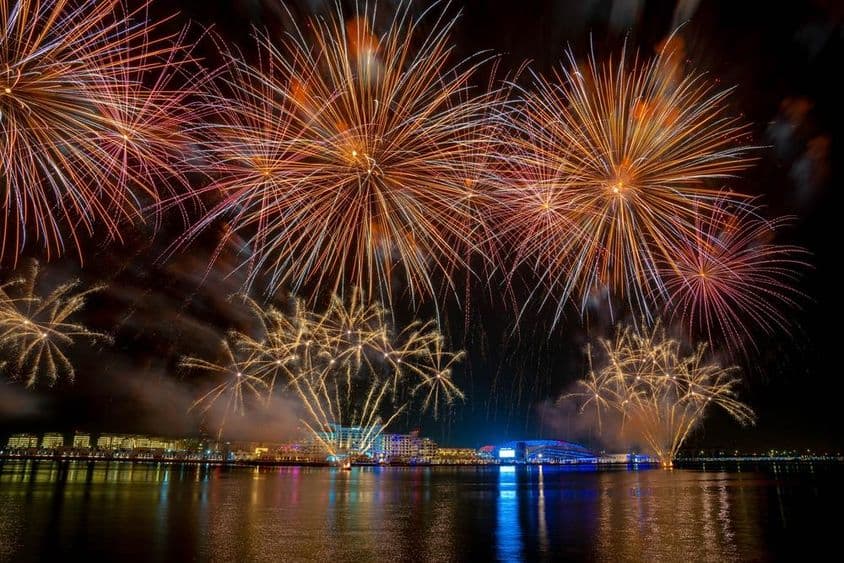 Tűzijátékkal az újonnan megnyílt Yas-öbölben.