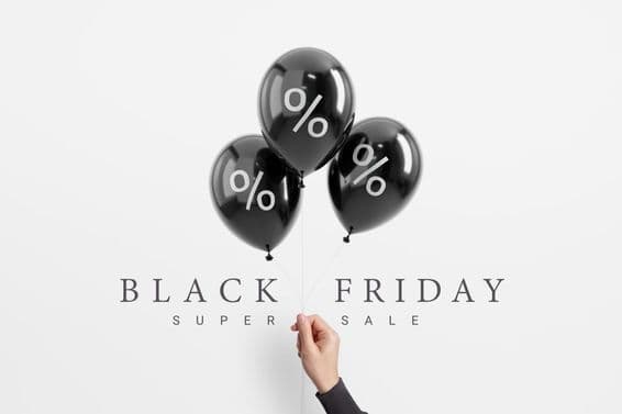 Black Friday akció százalékkal fekete fényes lufiban.