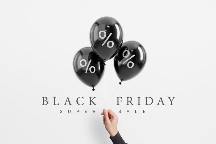 Black Friday akció százalékkal fekete fényes lufiban.