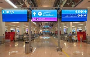 Jelzés az indulásokra a Dubai Nemzetközi Repülőtéren.