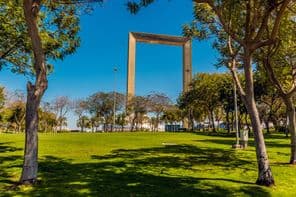 Kilátás a Zabeel Parkra Dubaiban, Egyesült Arab Emírségekben tavasszal.