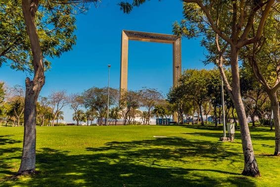 Kilátás a Zabeel Parkra Dubaiban, Egyesült Arab Emírségekben tavasszal.