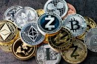 Crypto valuta, különböző fényes ezüst és arany fizikai kriptovaluták.