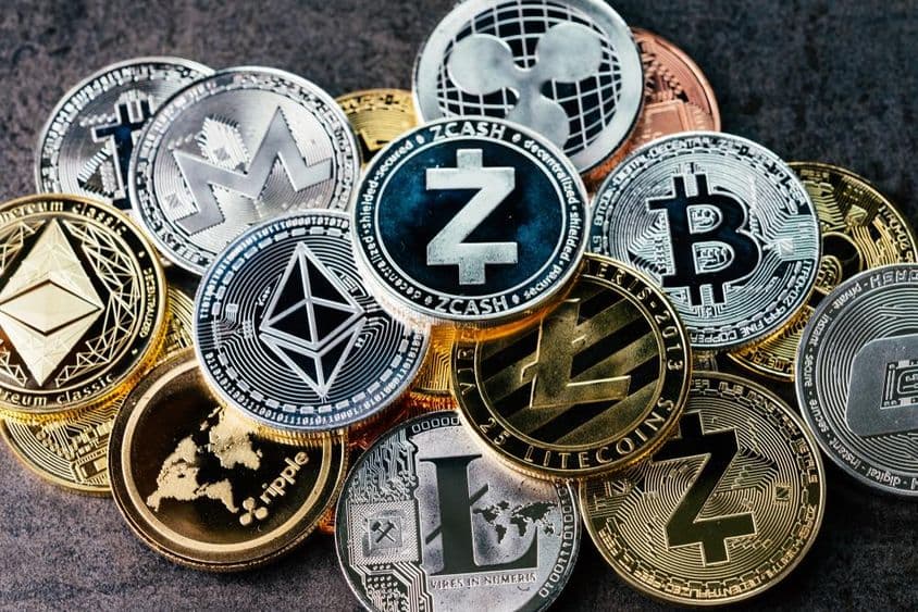 Crypto valuta, különböző fényes ezüst és arany fizikai kriptovaluták.