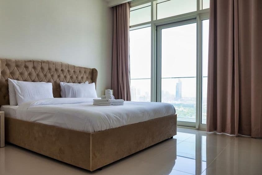 Egy tágas hálószoba egy modern lakásban.