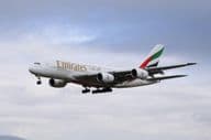 Emirates Airbus 380-800-as repülőgépe közeledik a kifutópályához leszálláshoz.
