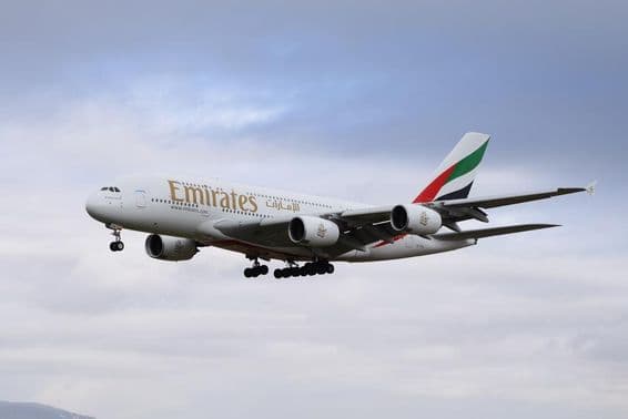 Emirates Airbus 380-800-as repülőgépe közeledik a kifutópályához leszálláshoz.