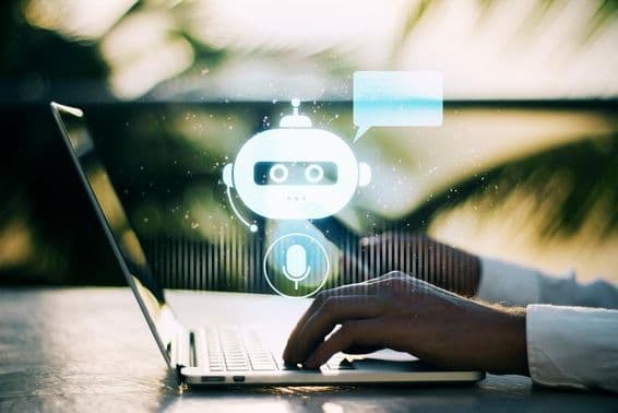 Egy laptopon gépelő személy, akinek elmosódott kültéri háttér előtt chatbot ikon látható.