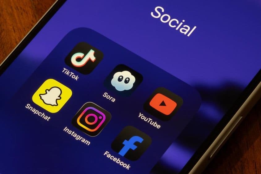 Az iPhone képernyőjén a TikTok, a Sora, a YouTube, a Snapchat, az Instagram.