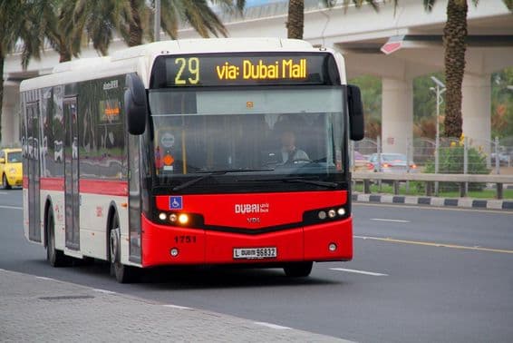 Dubai busza úton a Zabeel állomásról a Dubai Mall felé.