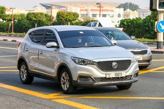 Kisméretű crossover SUV MG a városi utcán.