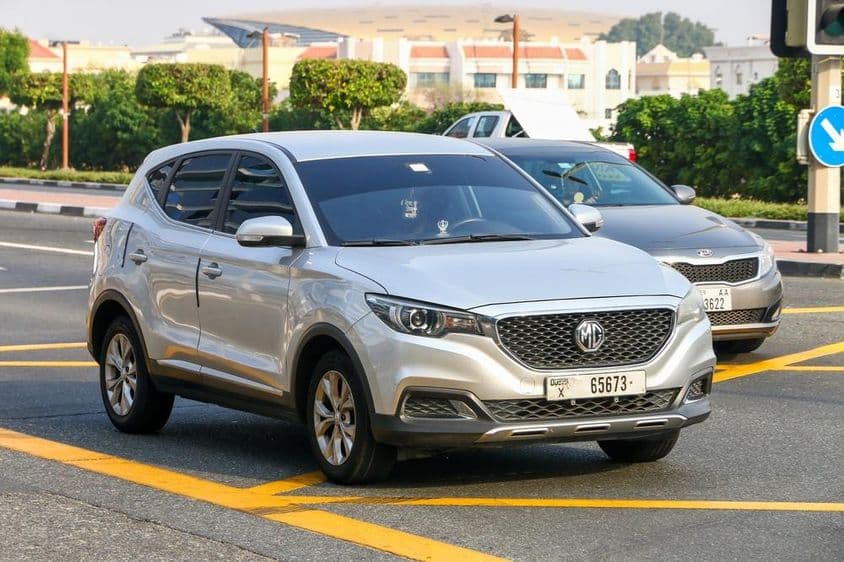 Kisméretű crossover SUV MG a városi utcán.