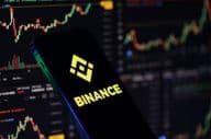 Binance logó iPhone kijelzőjén.