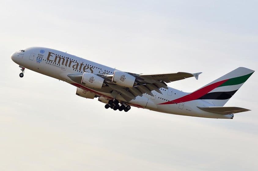 Az EMIRATES AIRLINES Airbus A380-800-as repülőgépe közeledik a frankfurti repülőtérhez.