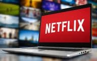 Netflix streamelés laptop képernyőjén.