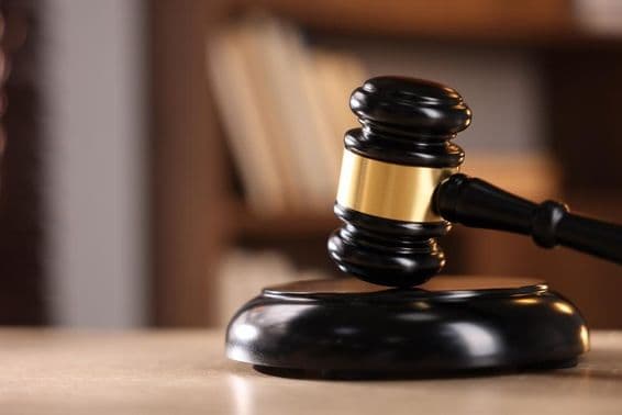 Bírói kalapács fából készült asztalon.