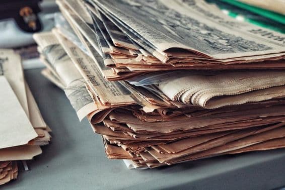 Régi újságok halom pókhálóval.