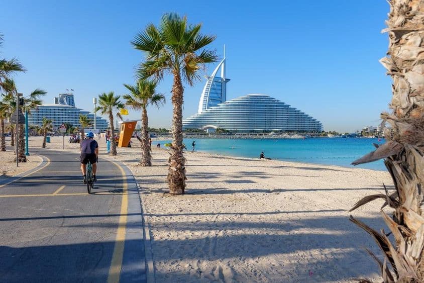 Kilátás Burj Al Arabra egy kerékpárút mentén Kite Beach Dubai.