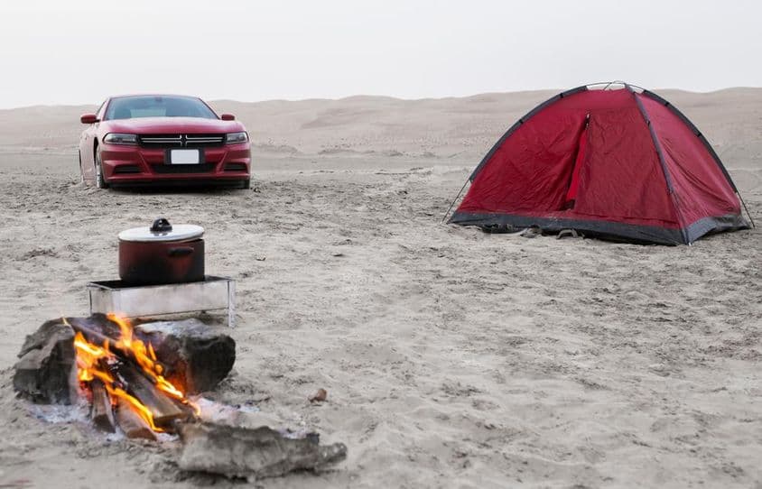 Reggeli kilátás egy kempinghelyre a Liwa sivatag sós tavaiban.