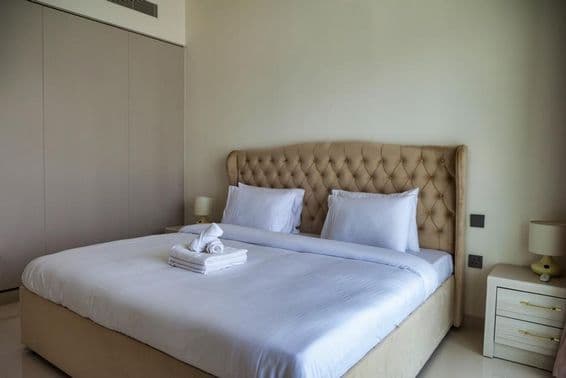 Dubaiban nyugodt hálószoba várja a vendégeket.