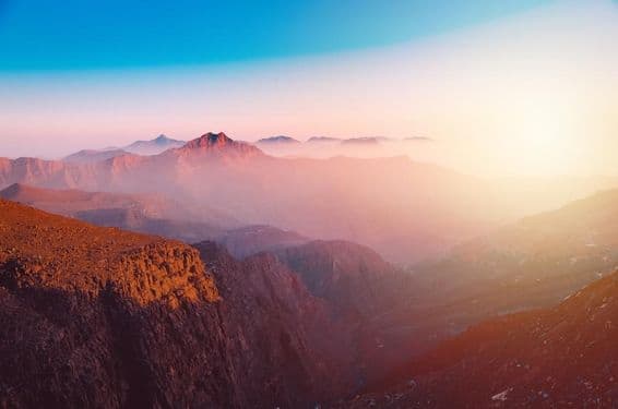 Kilátás a fenséges Jebel Jais-hegyre Ras Al Khaimahban.