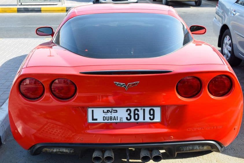 Egy piros Chevrolet Corvette hátulnézete.