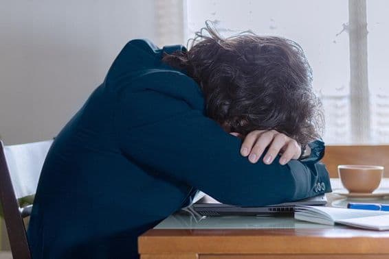 Egy ember pihen a laptopján hétfőn a munkahelyén.