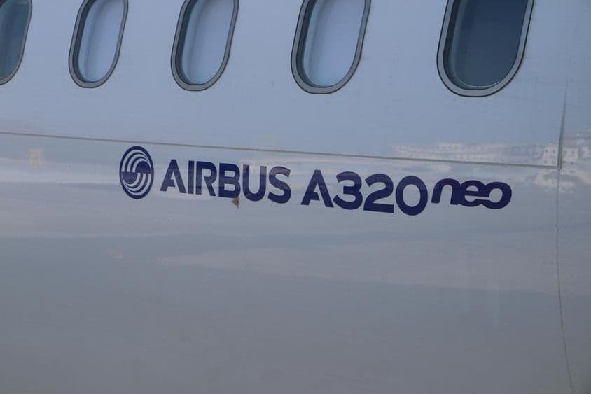 Airbus A 320-as repülőgép a mumbai repülőtéren.