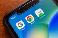 Google Chrome és Android ikonok egy okostelefon képernyőjén.